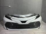 Бампер передний с нижней решеткой на TOYOTA CAMRY за 130 000 тг. в Алматы
