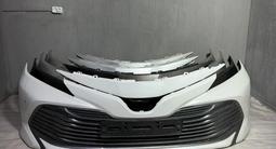 Бампер передний с нижней решеткой на TOYOTA CAMRY за 130 000 тг. в Алматы