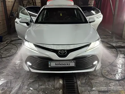 Toyota Camry 2019 года за 14 200 000 тг. в Тараз – фото 2