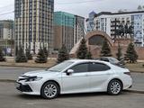 Toyota Camry 2023 года за 14 900 000 тг. в Атырау