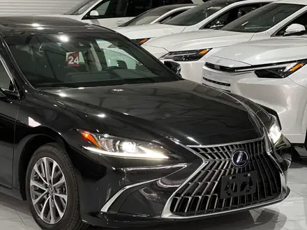 Lexus ES 300h 2022 года за 28 500 000 тг. в Алматы – фото 2