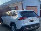 Toyota RAV4 2022 года за 16 400 000 тг. в Актобе – фото 3