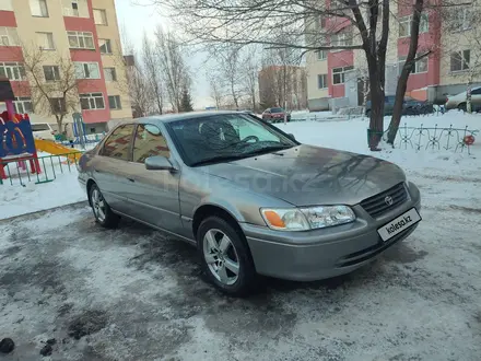 Toyota Camry 2000 года за 3 100 000 тг. в Астана – фото 2