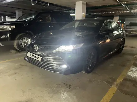 Toyota Camry 2019 года за 16 500 000 тг. в Астана – фото 2