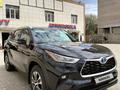 Toyota Highlander 2023 года за 27 000 000 тг. в Усть-Каменогорск