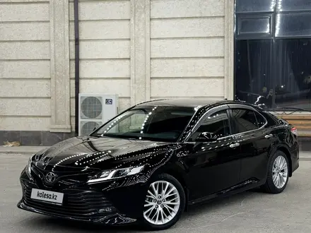 Toyota Camry 2019 года за 13 500 000 тг. в Атырау – фото 2