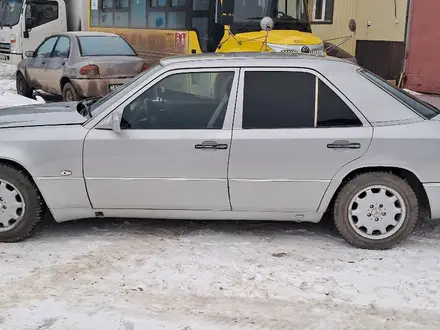 Mercedes-Benz E 220 1991 года за 1 900 000 тг. в Костанай – фото 2