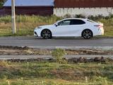 Toyota Camry 2020 года за 11 000 000 тг. в Алматы – фото 2