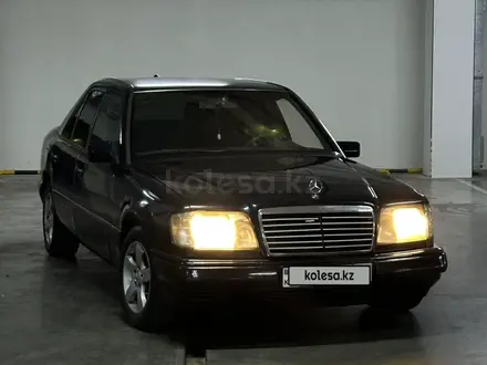 Mercedes-Benz E 220 1994 года за 2 500 000 тг. в Алматы