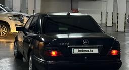 Mercedes-Benz E 220 1994 года за 2 200 000 тг. в Алматы – фото 5