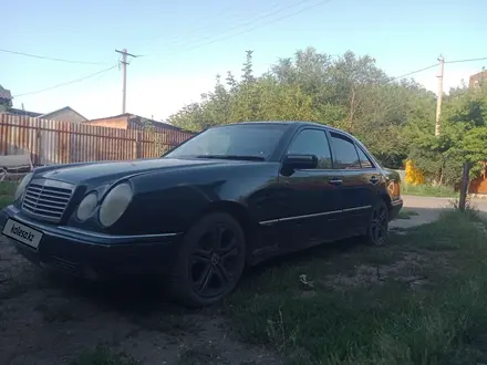 Mercedes-Benz E 320 1998 года за 1 800 000 тг. в Астана – фото 2