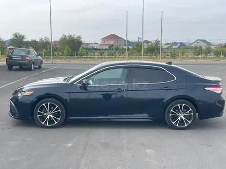 Toyota Camry 2020 года за 13 000 000 тг. в Атырау – фото 4