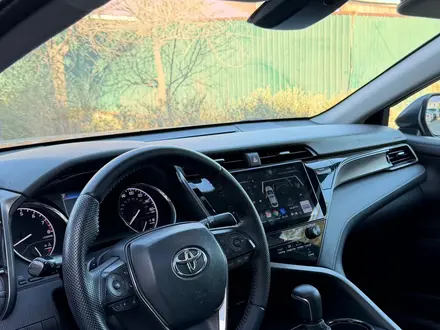 Toyota Camry 2020 года за 13 000 000 тг. в Атырау – фото 11