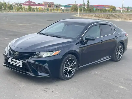 Toyota Camry 2020 года за 13 000 000 тг. в Атырау – фото 2