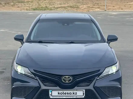Toyota Camry 2020 года за 13 000 000 тг. в Атырау – фото 3