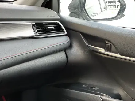 Toyota Camry 2020 года за 13 800 000 тг. в Актобе – фото 11