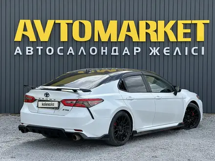 Toyota Camry 2020 года за 13 800 000 тг. в Актобе – фото 4