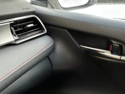 Toyota Camry 2020 года за 13 800 000 тг. в Актобе – фото 21