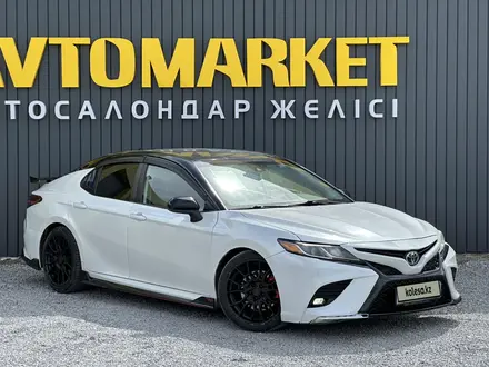 Toyota Camry 2020 года за 13 800 000 тг. в Актобе – фото 2