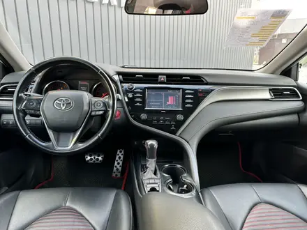 Toyota Camry 2020 года за 13 800 000 тг. в Актобе – фото 5