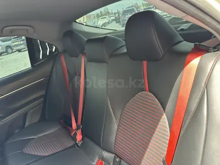 Toyota Camry 2020 года за 13 800 000 тг. в Актобе – фото 9