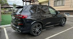 BMW X5 2022 года за 39 000 000 тг. в Шымкент – фото 2