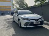 Toyota Camry 2018 года за 13 592 848 тг. в Атырау – фото 2