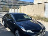 Toyota Camry 2019 года за 13 600 000 тг. в Жанаозен – фото 2