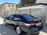 Toyota Camry 2019 года за 13 600 000 тг. в Жанаозен – фото 4