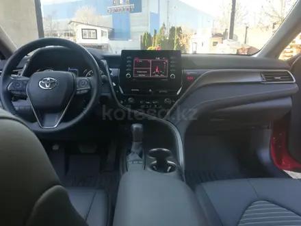 Toyota Camry 2022 года за 11 600 000 тг. в Алматы – фото 9