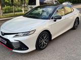 Toyota Camry 2021 года за 17 200 000 тг. в Астана – фото 2