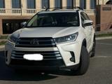 Toyota Highlander 2017 года за 12 800 000 тг. в Атырау