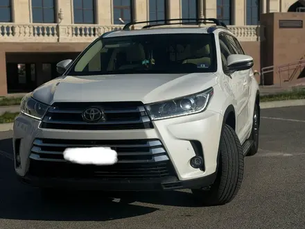 Toyota Highlander 2017 года за 12 800 000 тг. в Атырау