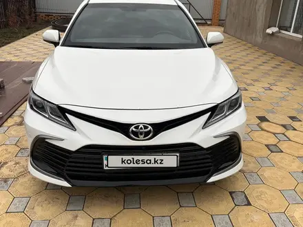 Toyota Camry 2023 года за 16 500 000 тг. в Уральск