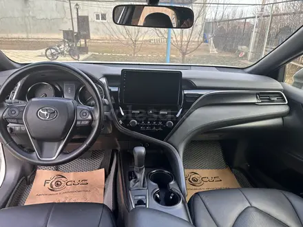 Toyota Camry 2023 года за 16 500 000 тг. в Уральск – фото 4