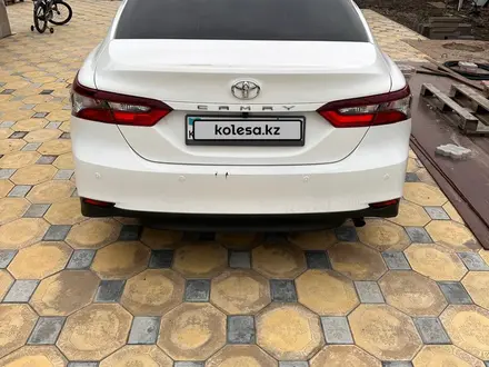 Toyota Camry 2023 года за 16 500 000 тг. в Уральск – фото 5