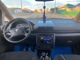 SEAT Alhambra 2002 года за 2 000 000 тг. в Уральск – фото 2