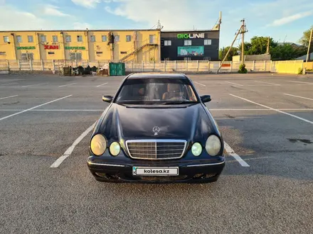 Mercedes-Benz E 280 1999 года за 2 200 000 тг. в Караганда – фото 2