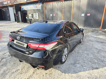 Toyota Camry 2020 года за 9 500 000 тг. в Алматы – фото 2