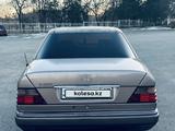 Mercedes-Benz E 220 1994 года за 2 700 000 тг. в Шымкент – фото 3