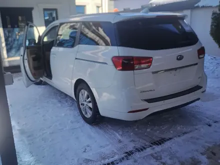 Kia Carnival 2016 года за 7 800 000 тг. в Шымкент – фото 2