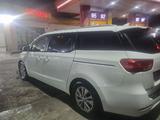 Kia Carnival 2016 года за 7 800 000 тг. в Шымкент – фото 4