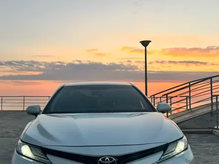 Toyota Camry 2018 года за 14 250 000 тг. в Актау – фото 2