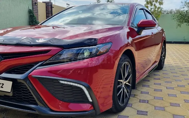 Toyota Camry 2022 года за 17 200 000 тг. в Атырау