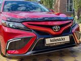 Toyota Camry 2022 года за 17 200 000 тг. в Атырау – фото 5