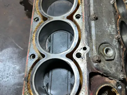 Блок двигателя поршня X25XE Opel Omega B Vectra B Опель V6 2.5 X25 XE Х25ХЕ за 100 000 тг. в Караганда – фото 2