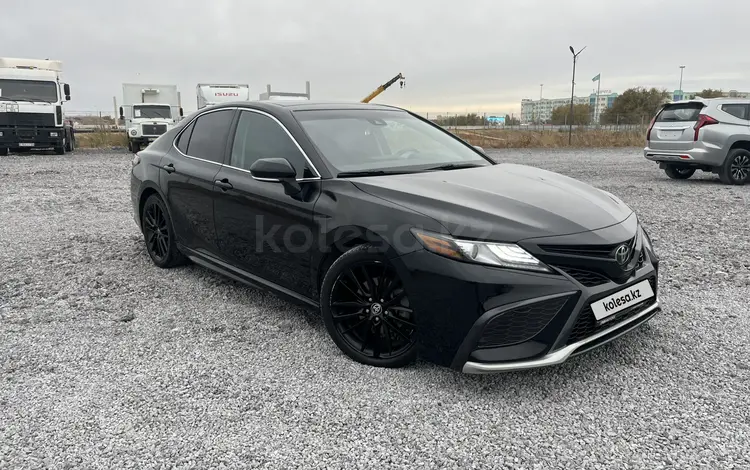 Toyota Camry 2022 года за 14 990 000 тг. в Актобе