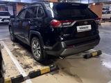 Toyota RAV4 2022 года за 17 500 000 тг. в Астана – фото 2