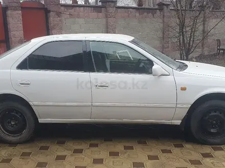 Toyota Camry 1998 года за 3 300 000 тг. в Алматы – фото 2