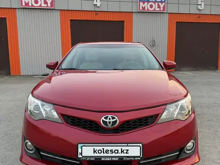 Toyota Camry 2013 года за 7 750 000 тг. в Актобе – фото 2